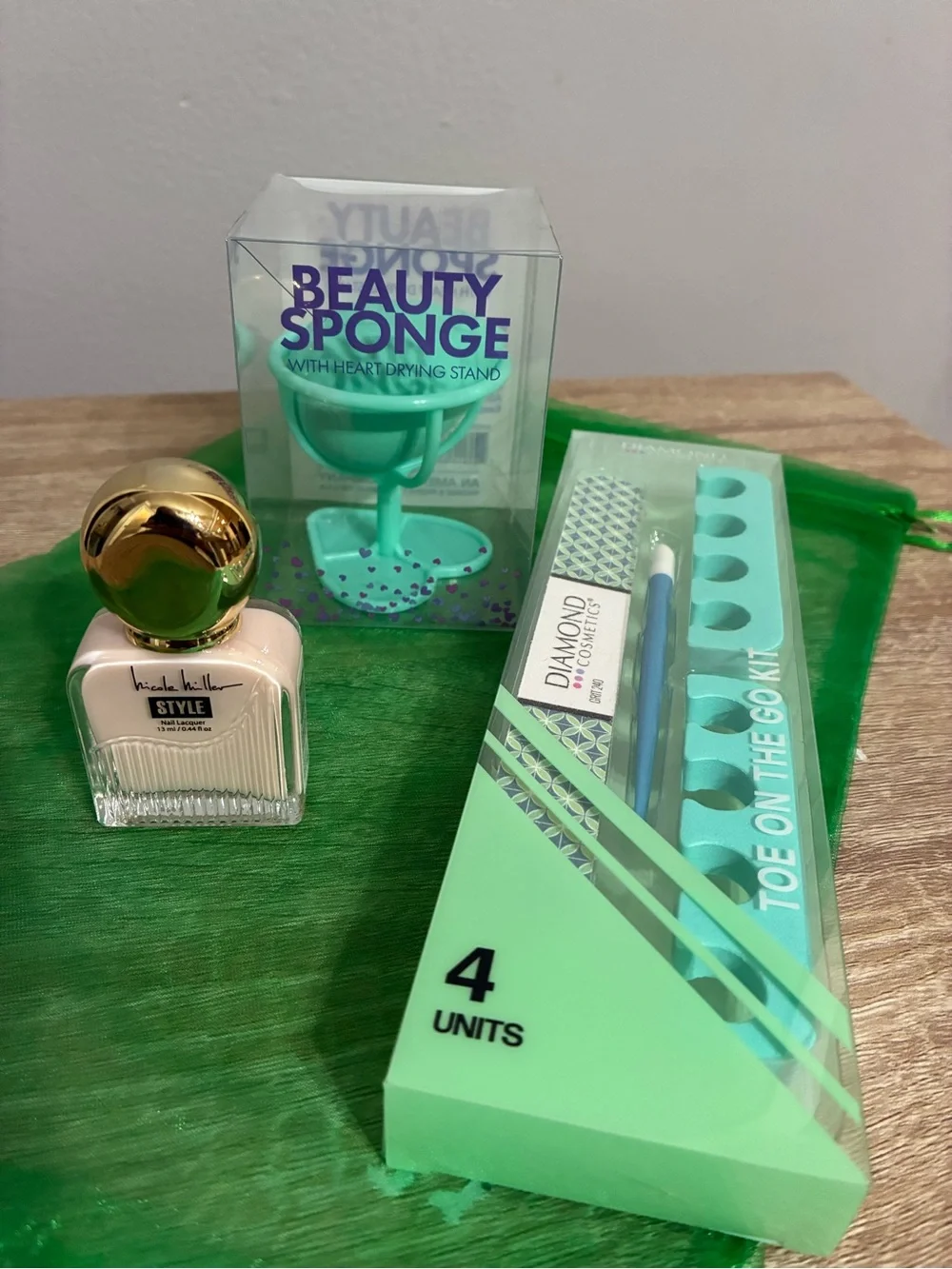 Nicole Miller Mint Green Beauty Sponge Holder & Pedicure Toe Separator Set